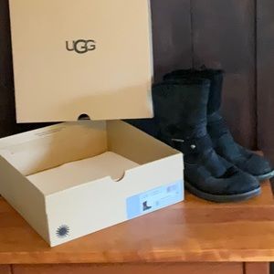 UGG W Cedric in Black Treadlite